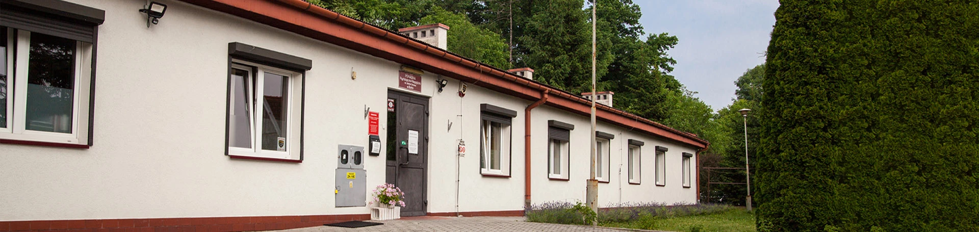 Widok z zewnątrz na parterowy budynek poradni.
